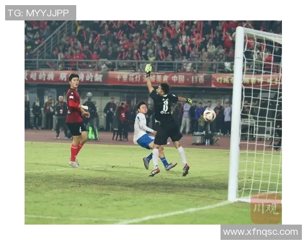 红衣足球明星究竟是谁他在赛场上的表现引发了怎样的关注与热议